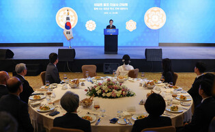 Lee meets S. Korean residents in Cairo