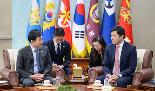 U.S. defense chief meets acting U.S. envoy