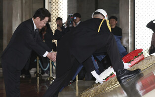 Lee pays tribute to nat'l founder of Turkey