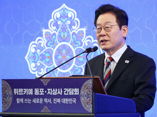 Lee meets Korean residents in Turkey