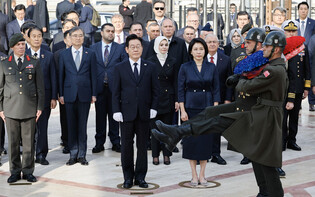 Lee visits Korean War Memorial in Turkey