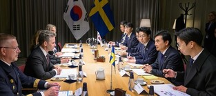 Defense chiefs of S. Korea, Sweden meet