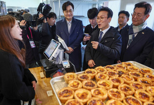 PM Kim visits bakery street