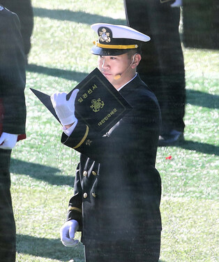 Samsung Electronics chair's son commissioned as Navy officer