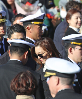 Samsung Electronics chair's son commissioned as Navy officer