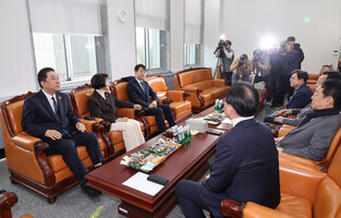 Floor leaders of DP, PPP meet