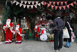 Christmas ornaments at Namdaemun Market