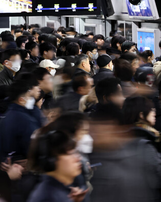 Subway workers' union continues work-to-rule action