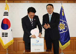 Prime minister given Christmas seals