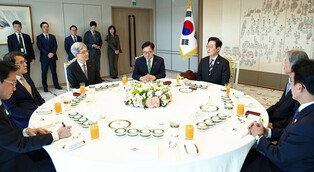 Lee meets legislative, judiciary, administrative leaders