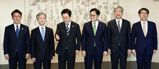 Lee meets legislative, judiciary, administrative leaders