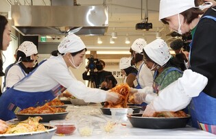 Kimchi-making experience