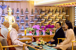 First lady visits Jogyesa Temple with Laotian counterpart
