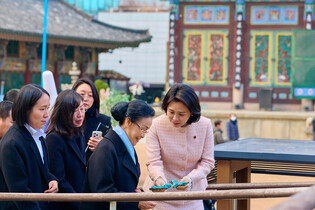 First lady visits Jogyesa Temple with Laotian counterpart