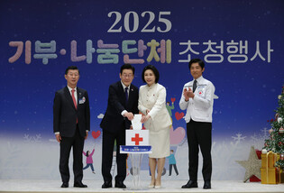 Lee attends charity event