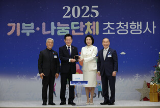 Lee attends charity event