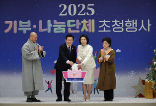 Lee attends charity event