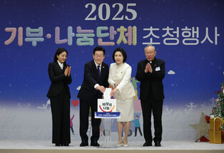 Lee attends charity event