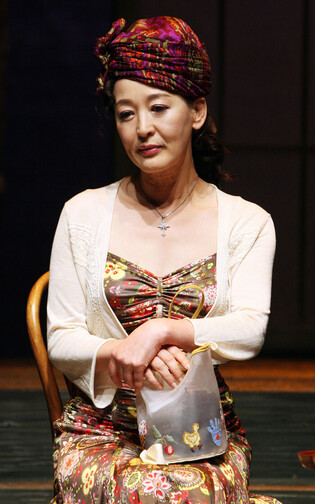 Renowned stage actress Yoon Seok-hwa dies at 69