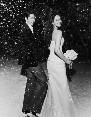 Actors Shin Min-a, Kim Woo-bin tie knot in private wedding