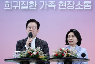 Lee meets with rare disease-stricken patients