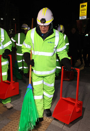 Prime minister sweeps street