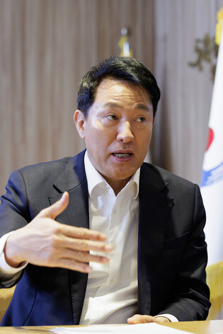 Seoul mayor gives interview