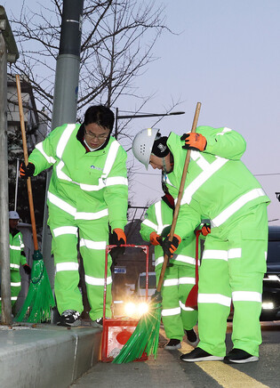 Opposition leader sweeps street
