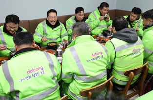 Opposition leader sweeps street