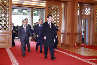 Lee begins working at Cheong Wa Dae