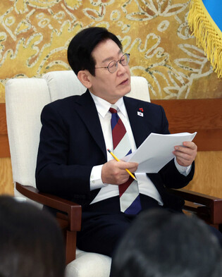 Lee begins working at Cheong Wa Dae