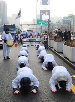 Cheong Wa Dae's non-regular workers demand guarantee of employment