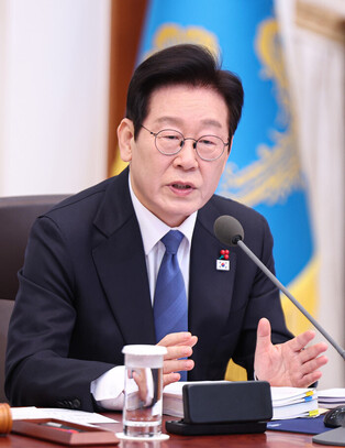 Lee attends Cabinet meeting