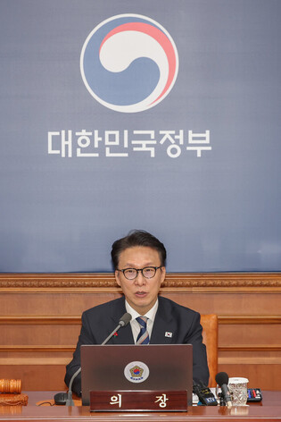 PM Kim attends extraordinary Cabinet meeting