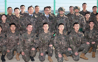 PM Kim visits front-line Army unit