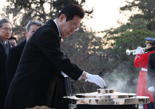 Lee honors patriotic martyrs, war dead