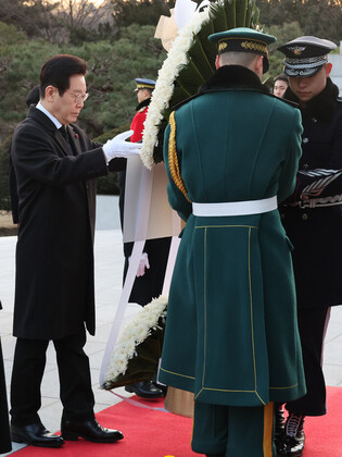 Lee honors patriotic martyrs, war dead