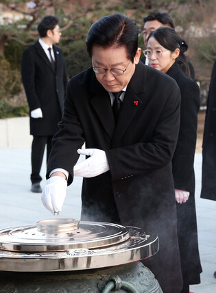 Lee honors patriotic martyrs, war dead