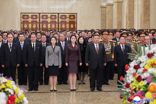N.K.'s Kim visits family mausoleum with daughter for 1st time