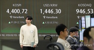 Seoul shares extend gains late Mon. morning on tech gains