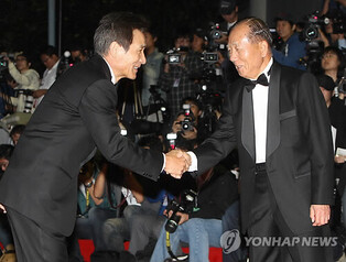 Mourners line up to pay respects to late Ahn Sung-ki