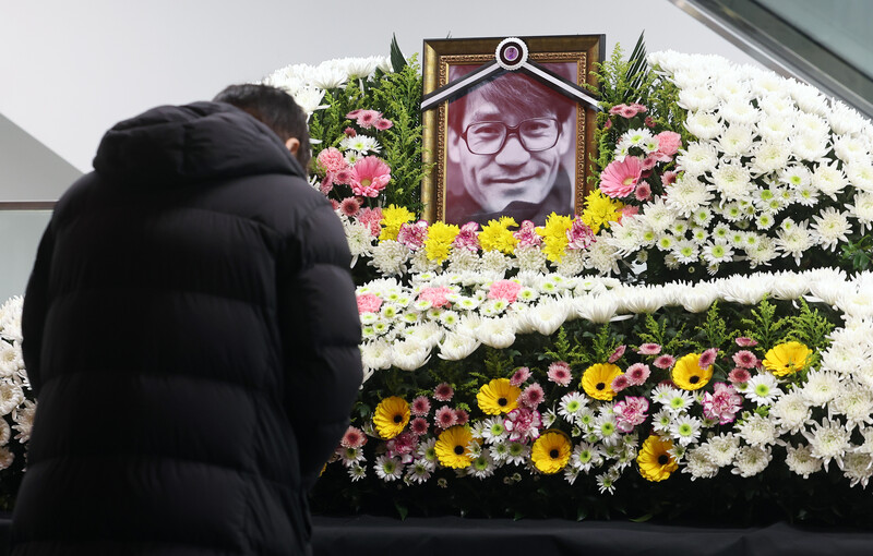 Pool photos of funeral altar for Korea's beloved actor Ahn Sung-ki
