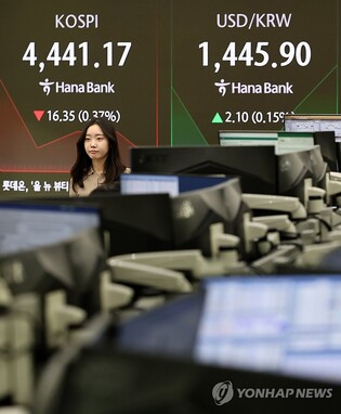 Seoul shares narrow losses late Tue. morning on retail buying