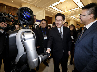 Lee attends S. Korea-China venture, startup summit