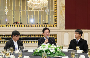 Lee's press conference with reporters in Shanghai