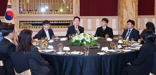 Lee's press conference with reporters in Shanghai
