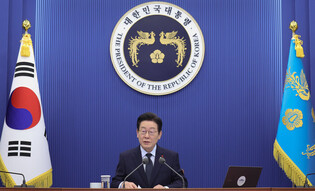 Lee holds meeting with top aides