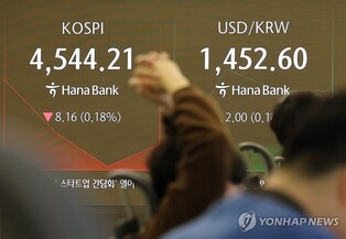 Seoul shares turn higher late Fri. morning on defense, shipbuilding stocks