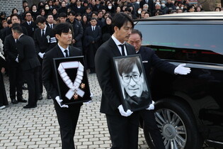 Funeral for film star Ahn Sung-ki