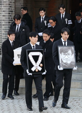 Funeral for film star Ahn Sung-ki